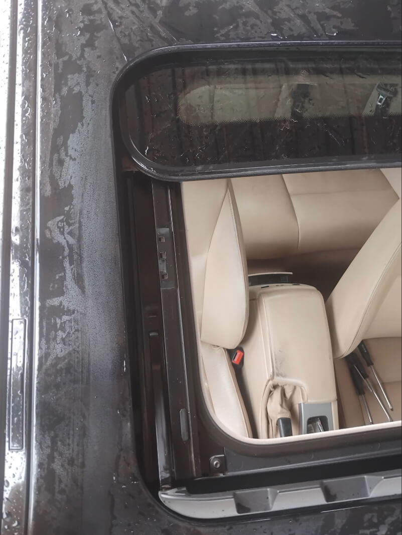 Cleaning sunroof tracks